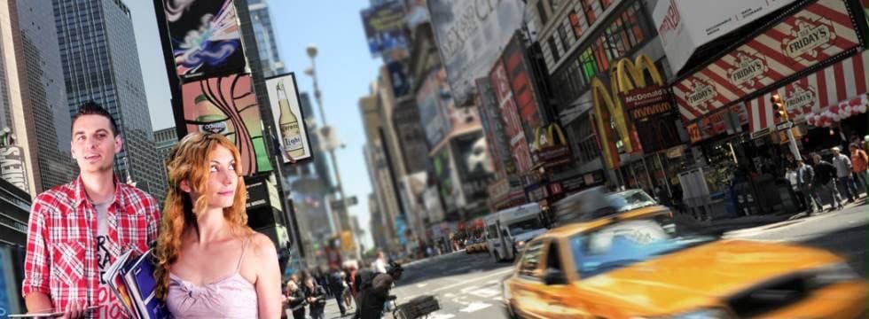 Mladý pár na Times Square, za nimi žlté taxíky a svetelné reklamy